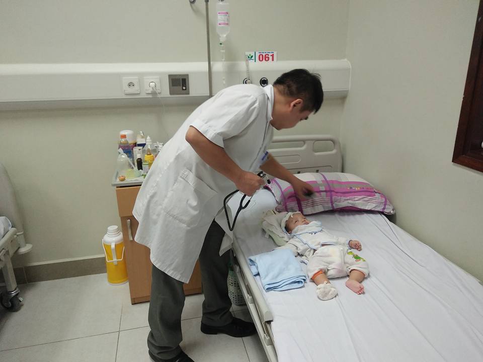 Bé 4 tháng ngừng thở vì bà dùng sái thuốc phiện chữa tiêu chảy