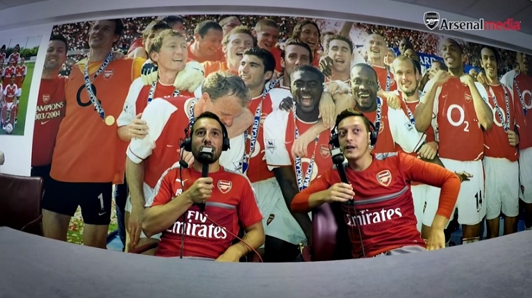 Ozil và Cazorla làm BLV chế giễu MU