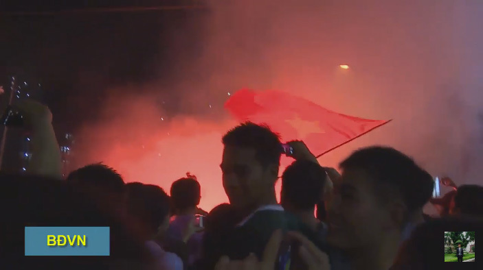 CĐV đốt pháo sáng mừng chiến thắng của tuyển Việt Nam