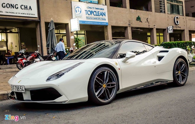 Thợ Việt tự sơn trắng siêu xe Ferrari 488 GTB giá 15 tỷ đồng