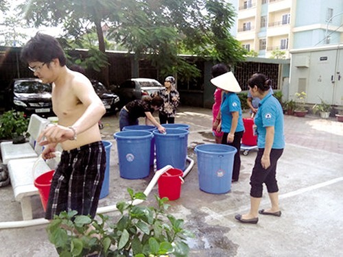 Đường ống nước sông Đà gặp sự cố lần thứ 20: Người dân phải mua nước với giá cao gấp 20 lần