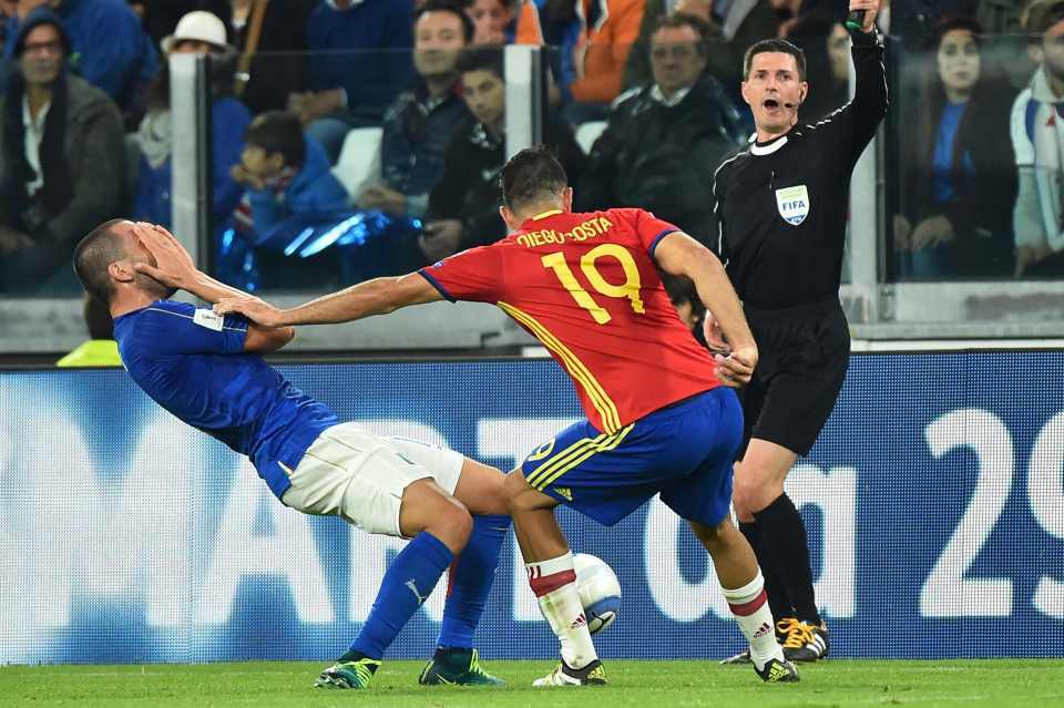 Diego Costa gây hấn với 