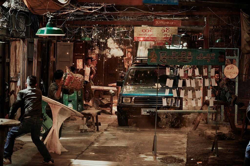 'Điệp vụ tam giác vàng' gây choáng vì sử dụng đạn thật
