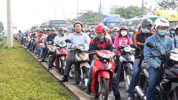Kẹt xe kinh hoàng từ mờ sáng trên Xa lộ Hà Nội