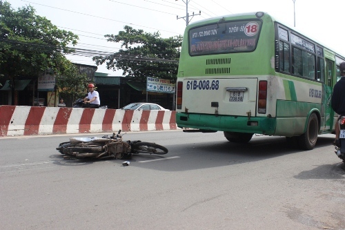 Vượt đèn vàng, xe buýt tông nam thanh niên chết thảm