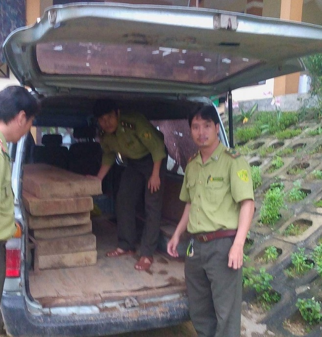 Kiểm lâm bắn cảnh cáo xe biển xanh chở gỗ lậu