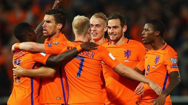 Cuốn bay Belarus, Hà Lan lên ngôi đầu