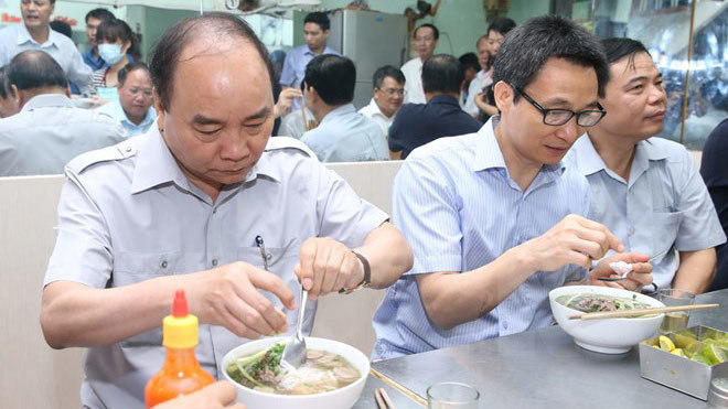 Thủ tướng làm thực khách tại quán ăn đường phố TP.HCM
