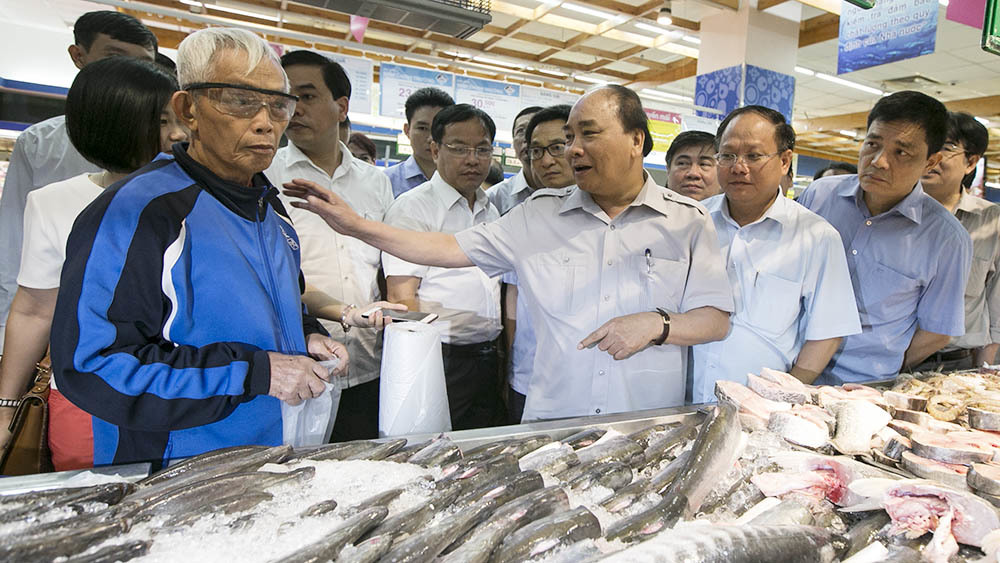 Thủ tướng đi siêu thị, hỏi chuyện người dân về thực phẩm