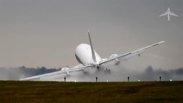 Khoảnh khắc kinh hoàng máy bay suýt lật vì gió lớn
