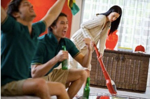 'Con gái, việc của đời con không phải là cắm mặt vào bếp núc'