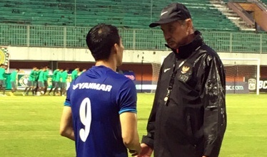 HLV Riedl xúc động khi tái ngộ tuyển Việt Nam