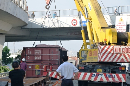 Cầu huyết mạch ở Sài Gòn tê liệt sau vụ lật container