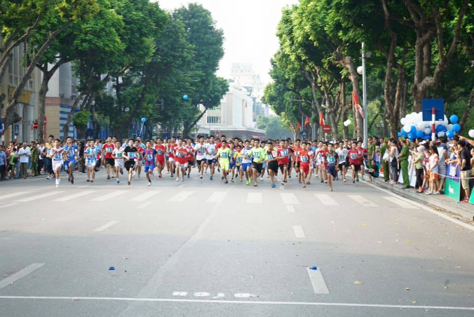 Hơn 1000 VĐV tranh tài trên đường chạy giải báo Hà Nội Mới