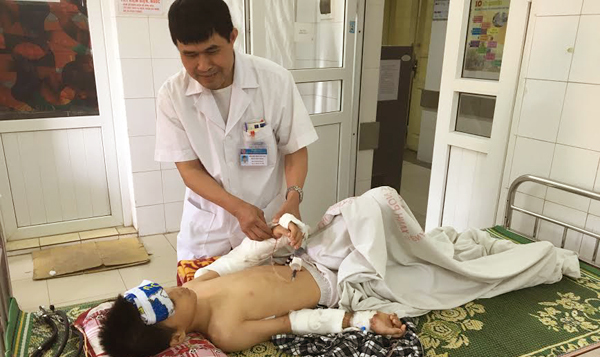 Va cửa kính, bé 10 tuổi đứt lìa mạch máu to bằng đũa