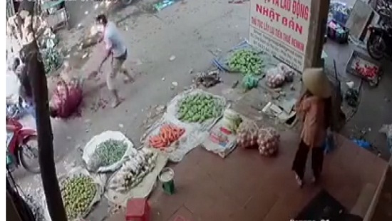 HN: Chém nhau kinh hoàng giữa chợ, 2 người thương vong