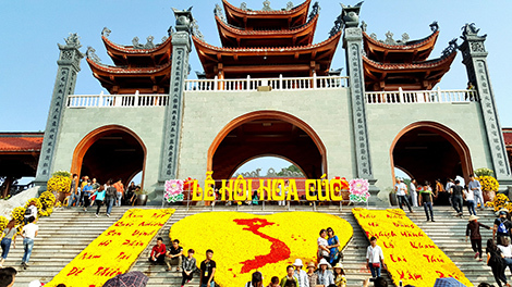 Vạn người trẩy hội hoa cúc chùa Ba Vàng