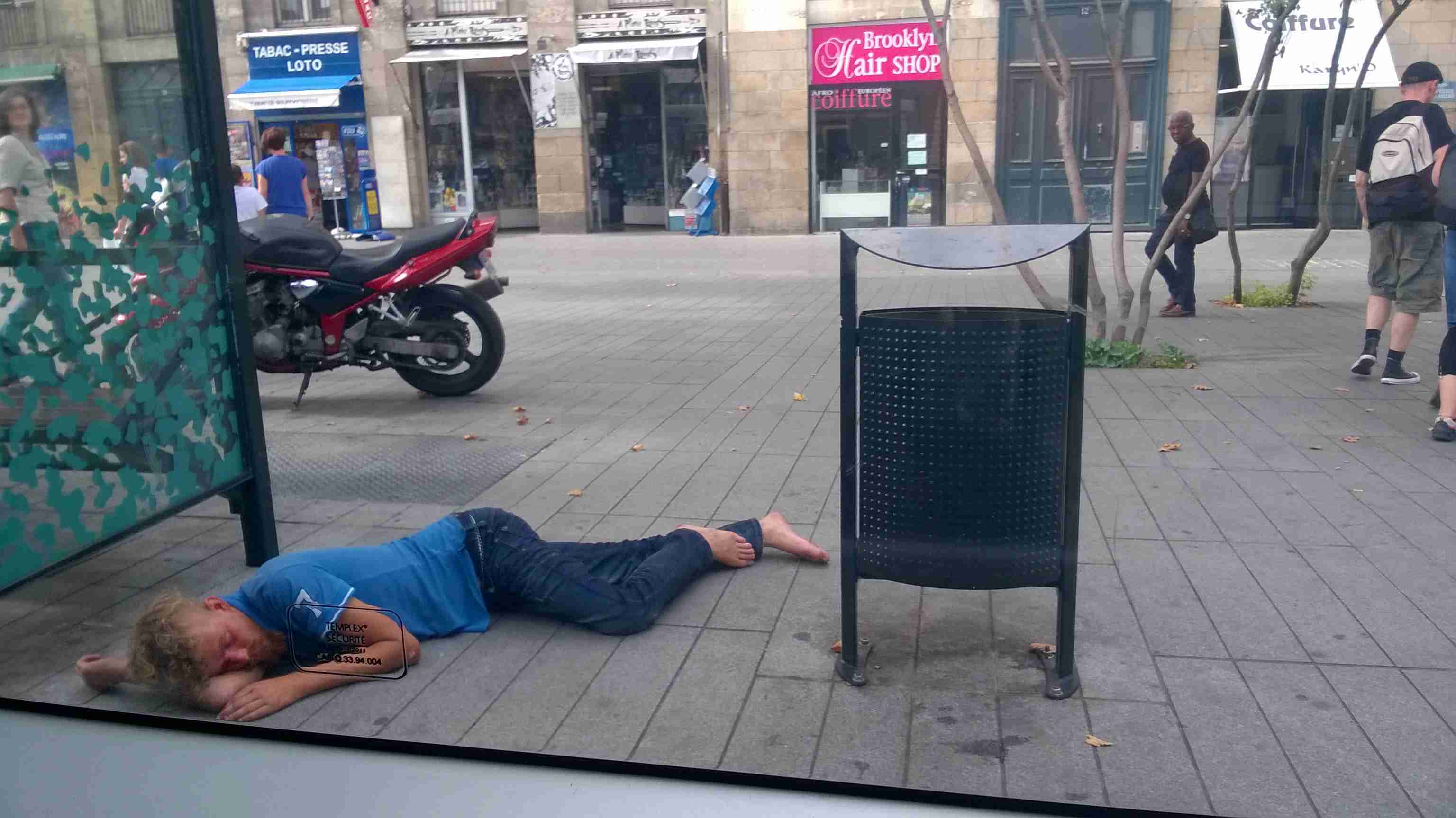 Xem Tây ngẫm ta: Ở Pháp không thiếu trò bịp