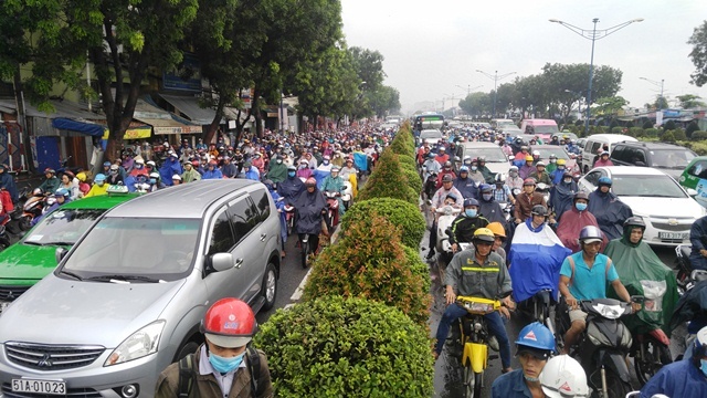Mưa to từ mờ sáng, người Sài Gòn vật vã vì kẹt xe