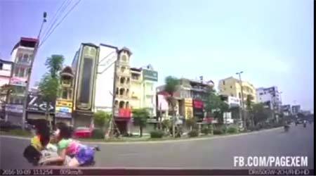 Bà mẹ trẻ mạo hiểm chở con đi ngược chiều
