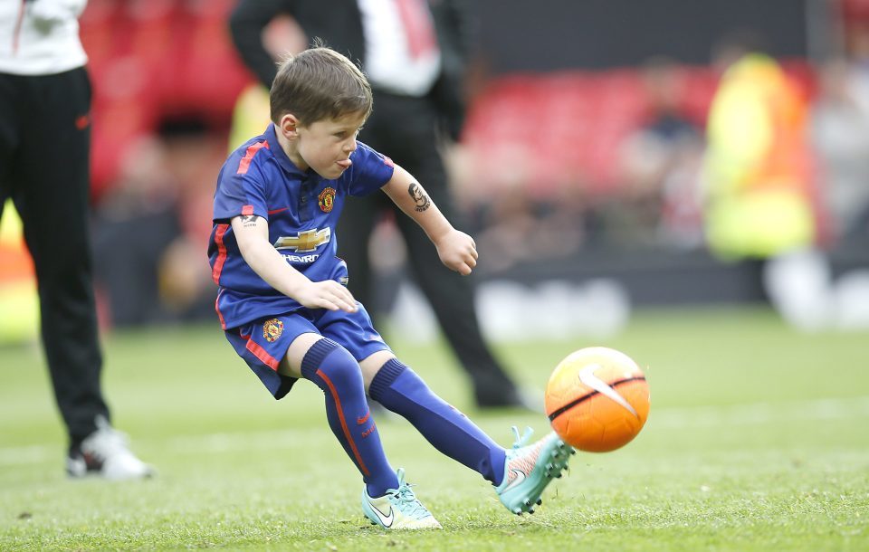 Con trai lớn nhà Rooney đầu quân cho MU