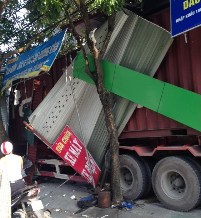 Container mất lái xuyên thủng 4 nhà dân