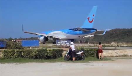 Boeing chuẩn bị cất cánh, thổi bay người và môtô xuống biển