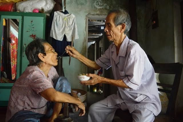 Xót xa cha già 83 tuổi chăm vợ mù, con thần kinh đau yếu
