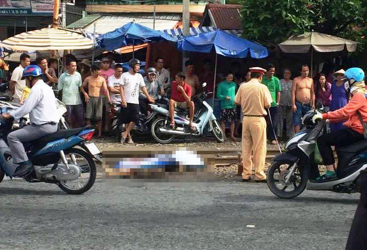 Bỏ xe máy, luồn qua gác chắn lao vào đoàn tàu tự vẫn