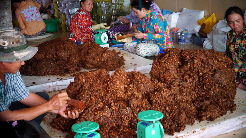 Phát hiện 10 tấn me nấm mốc chuẩn bị đưa tiêu thụ