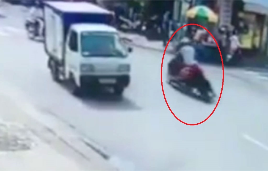 Cô gái trẻ bị cướp kéo lê hàng trăm mét trên đường