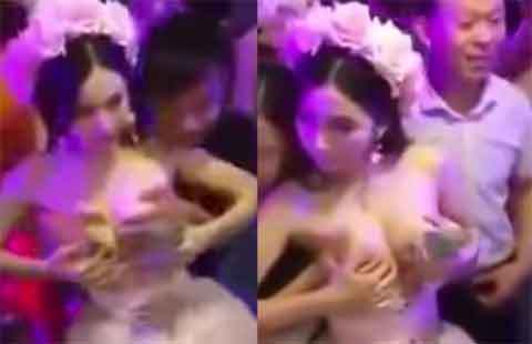 Cô dâu cho khách sờ ngực để lấy tiền đi trăng mật