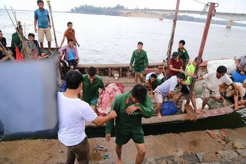 Quảng Trị: Chìm tàu chở hơn 35 người, 1 người chết