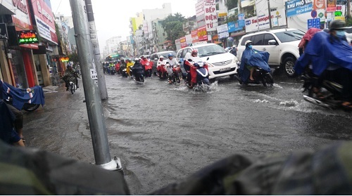 Mưa cả buổi chiều, người Sài Gòn ám ảnh ngập nước, kẹt xe