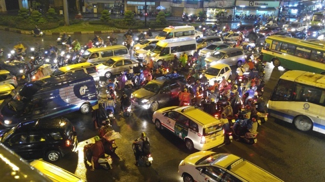 Giao thông Sài Gòn rối loạn nhiều giờ trong cơn mưa chiều