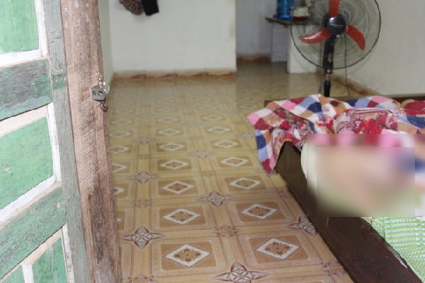 Cô gái khoả thân tử vong với vòng dây thép quấn cổ