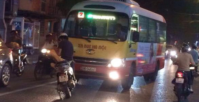 Thanh niên dựng xe giữa đường chặn đầu xe buýt đi sai làn