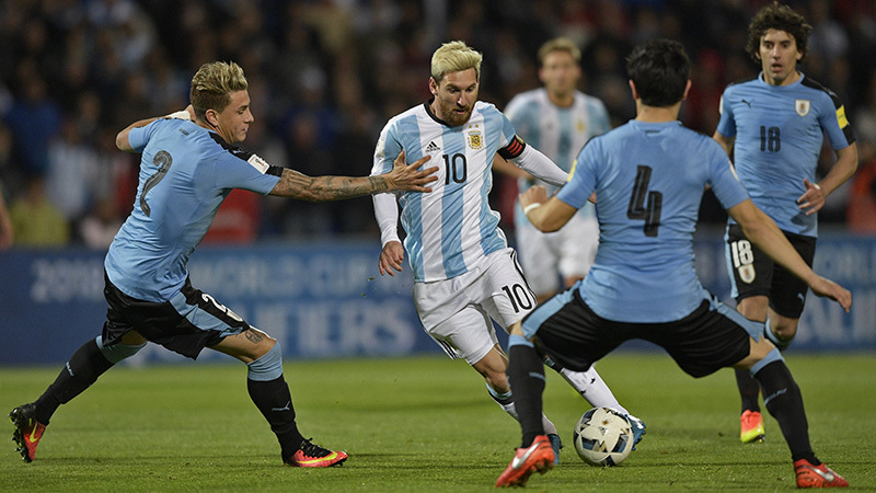 Argentina thua thảm, còn ai chê Messi kém Maradona?