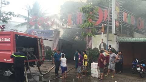 Quán karoke nổi tiếng ở Tiền Giang cháy dữ dội