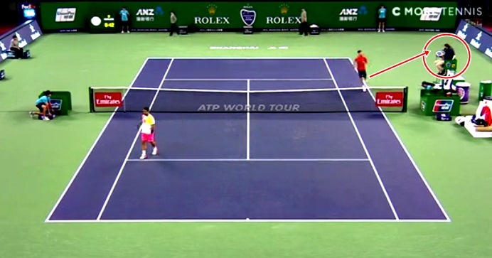 Djokovic sút bóng suýt trúng đầu trọng tài