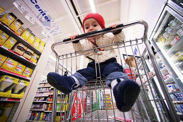 Xe đẩy trong siêu thị: Mối nguy hiểm tiềm ẩn với trẻ nhỏ