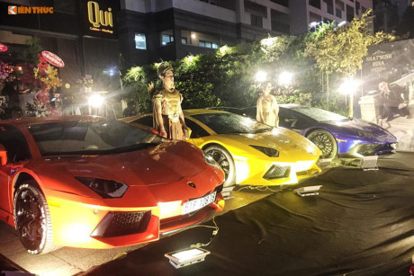 Minh Nhựa 'show hàng' dàn siêu xe 130 tỷ tại Sài Gòn