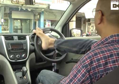 Cấp bằng lái cho tài xế lái xe bằng... chân