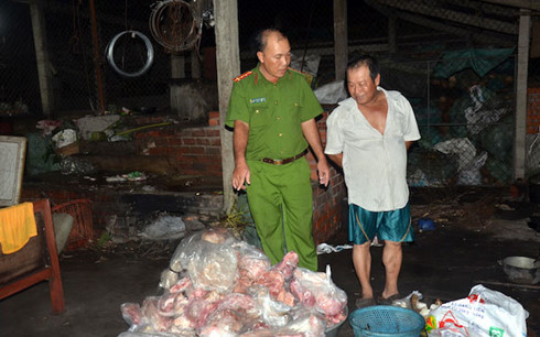 Mua lợn chết bệnh về quay chín rồi bán cho các tiệm bánh mỳ ​