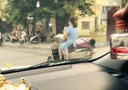 Rụng rời trẻ ngủ sau xe máy trên đường đến trường