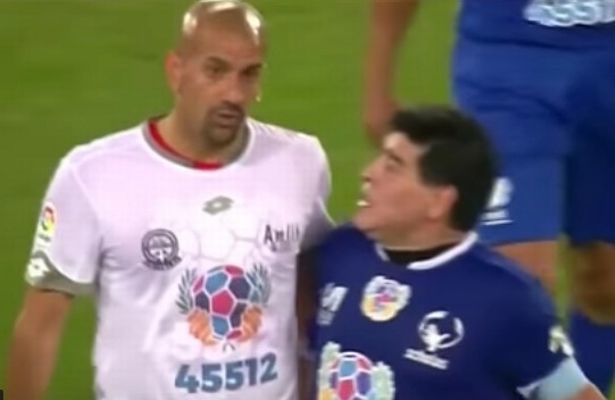 Maradona suýt choảng Veron ở trận giao hữu