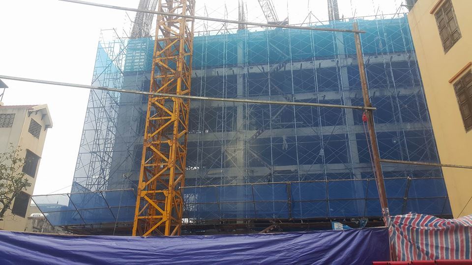 Nữ công nhân bấu víu tuyệt vọng trước khi rơi từ tầng 6