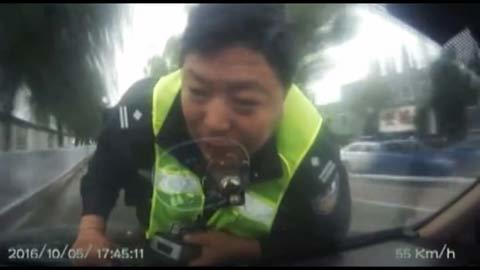 Cảnh sát bị hất tung lên nắp capo, cố gắng bám trụ suốt 2km