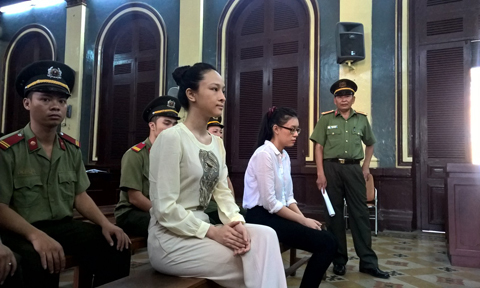 Mẹ hoa hậu Phương Nga từng kiện con gái ra tòa