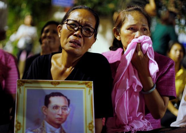 Nước mắt tang thương trên khắp Thái Lan